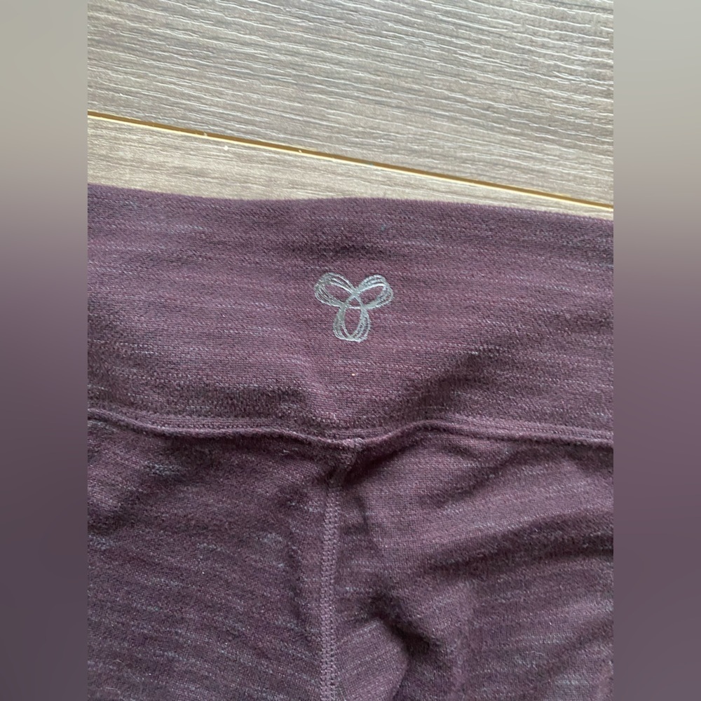 Aritzia TNA dark purple mid rise leggings, very flattering! Stretchy & comfy - Picture 3 of 7